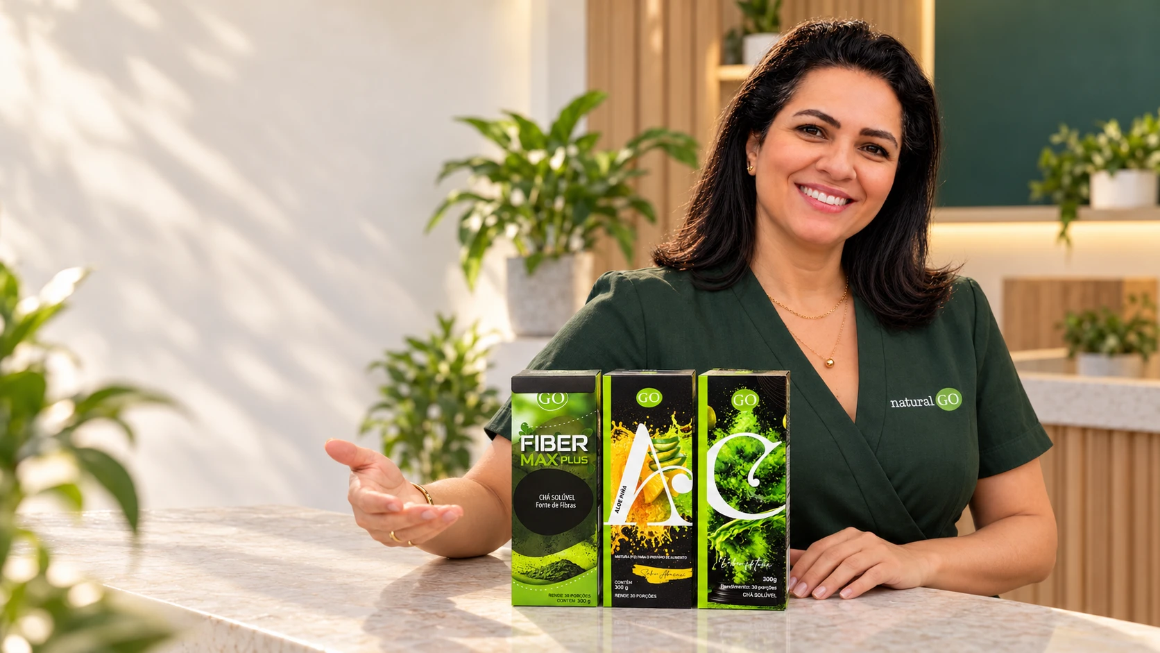 Model presents Natural Go Fiber Max Plus, Aloe Vera and Clorofila